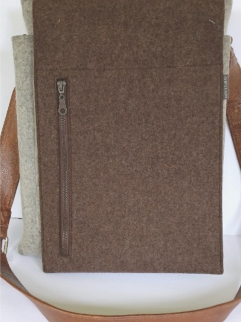 Graf Lantz NWT Merino Wool Felt Messenger Bag Gray Brown Leather Strap
NWT - Picture 3 of 6